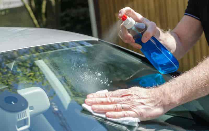 Hình 2: Cách vệ sinh kính xe hơi bằng dung dịch chuyên dụng cho khả năng rửa sạch vết bẩn cao và nhanh chóng